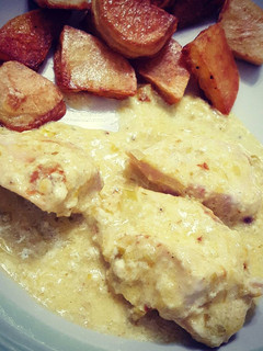 Una foto de Pollo con crema de puerros y papas doradas