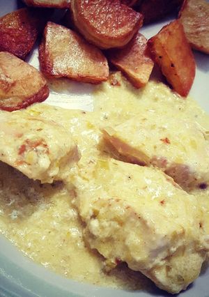 Una foto de Pollo con crema de puerros y papas doradas