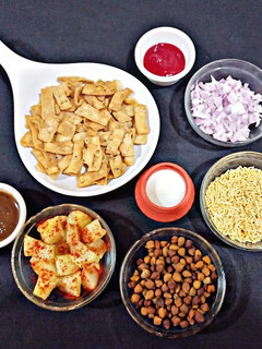 पेपर नमकपारे(Paper namkpare recipe in hindi) रेसिपी मुख्य फोटो
