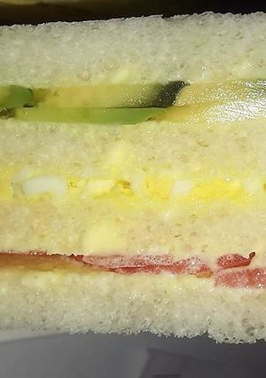 Una foto de Triple Tradicional: Palta, Huevo y Tomate a lo Carmelita