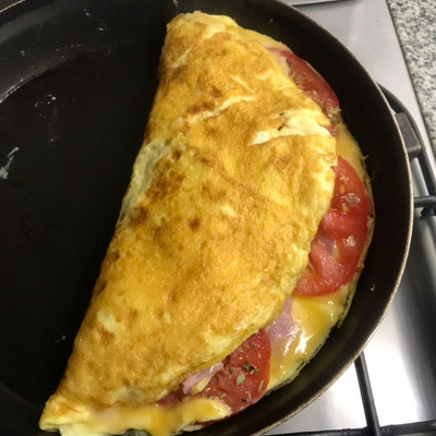 Omelette de tomate, jamón y queso-image
