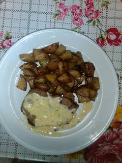 Una foto de Carne a la cacerola con salsa roquefort y papitas al eneldo
