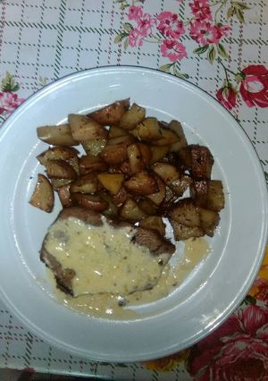 Una foto de Carne a la cacerola con salsa roquefort y papitas al eneldo