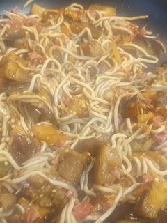 Una foto de Berenjena con jamón y gulas