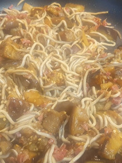 Una foto de Berenjena con jamón y gulas