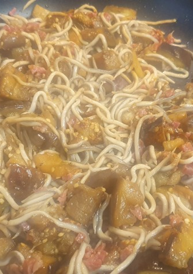 Una foto de Berenjena con jamón y gulas