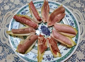 Una foto de Plato de endivias con fiambres