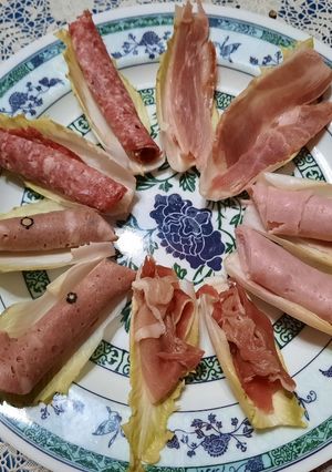 Una foto de Plato de endivias con fiambres