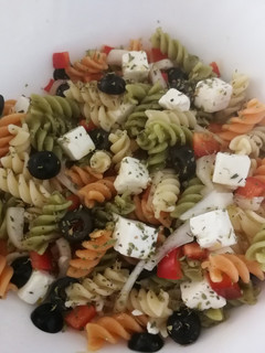 Una foto de Ensalada de pasta estilo griego