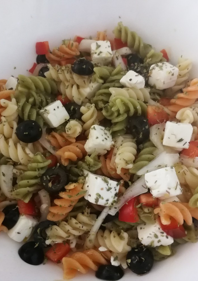 Una foto de Ensalada de pasta estilo griego