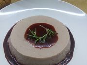 Una foto de panna cotta de fresas