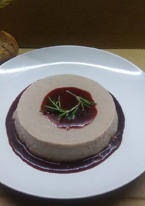 Una foto de Panna cotta de fresa con reducción de jamaica y mezcal