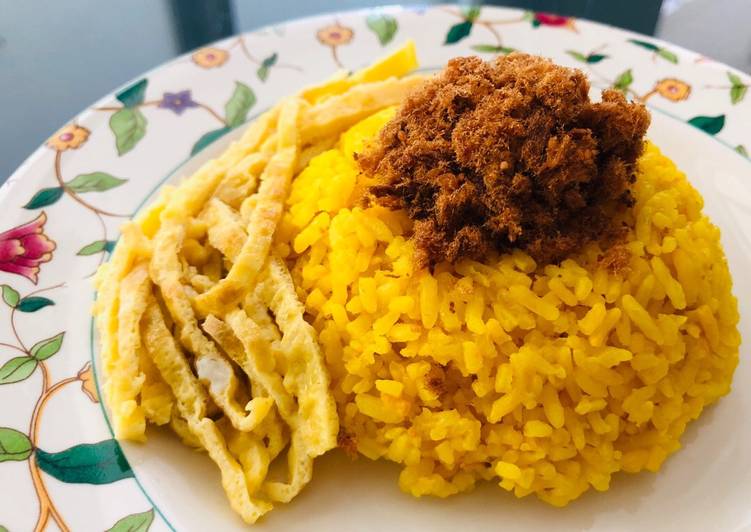 Langkah Mudah Membuat 27🍒 Nasi kuning 🌼 fibercreme ricecooker Top Enaknya