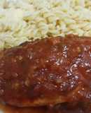 Pollo relleno con salsa picante acompañado de fideo con queso