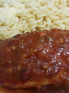 Una foto de Pollo relleno con salsa picante acompañado de fideo con queso