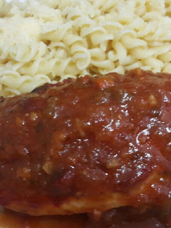 Una foto de Pollo relleno con salsa picante acompañado de fideo con queso