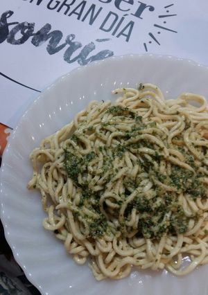 Una foto de Tallarines con pesto