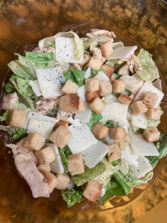 Una foto de Ensalada César de pollo