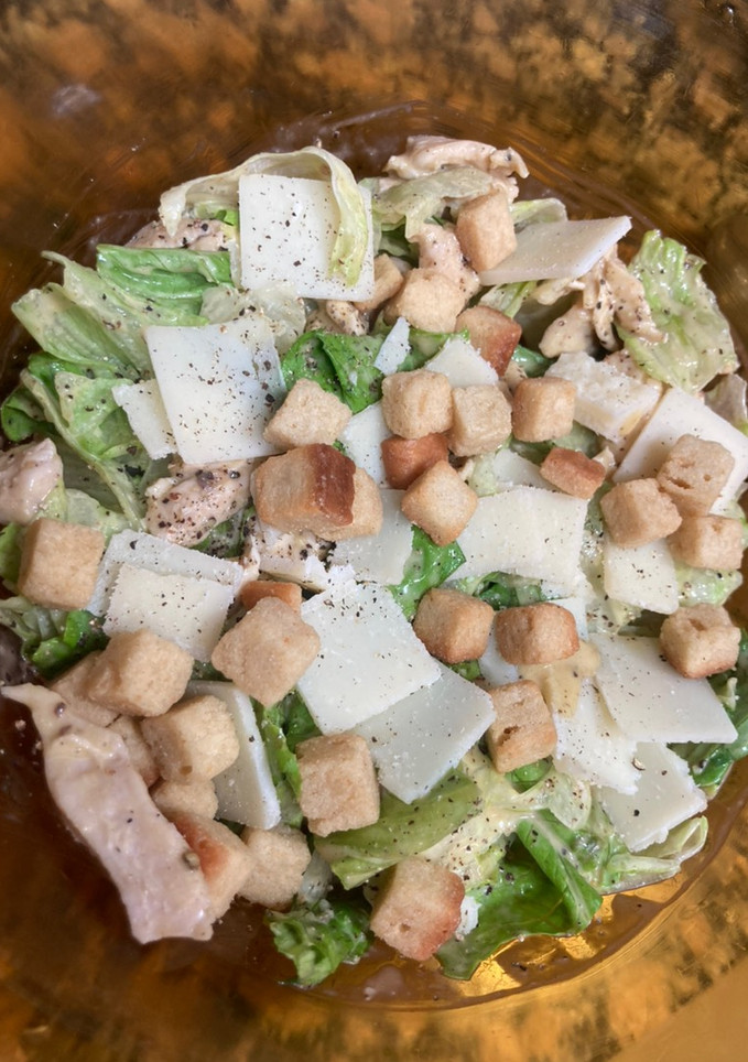Una foto de Ensalada César de pollo