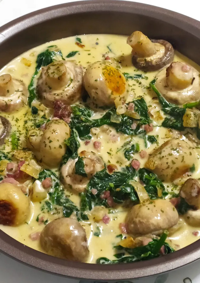 Una foto de Champiñones con espinacas