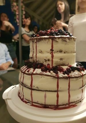 Foto di Naked cake al cioccolato e frutti di bosco