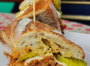 Una foto de Pulled palmito sándwich