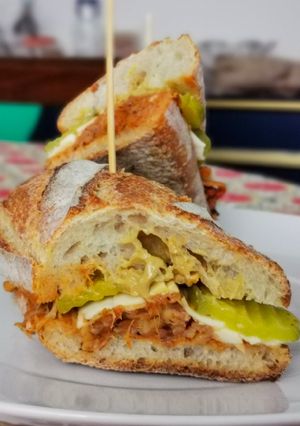 Una foto de Pulled palmito sándwich