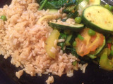 Arroz integral con pisto de espinaca, calabacín y céleri