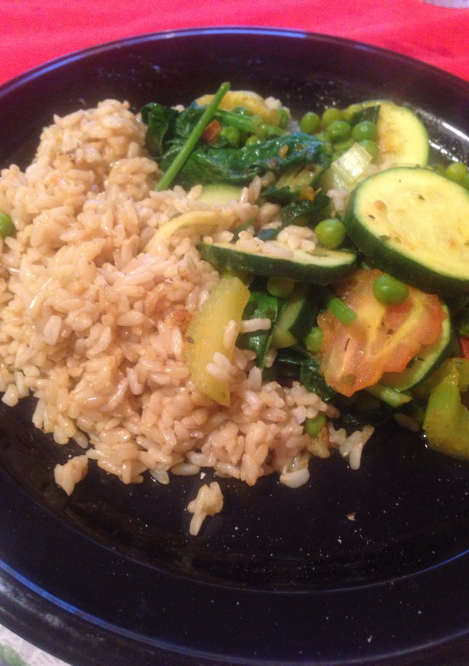Una foto de Arroz integral con pisto de espinaca, calabacín y céleri