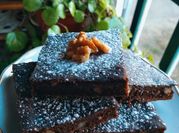 Una foto de brownie con miel