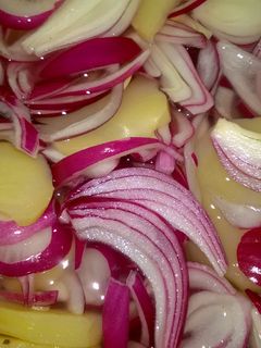 Lilahagymás krumplisaláta recept fotója