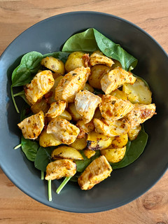 Una foto de 🍗 Ensalada de pollo y patata con pesto rojo 🥔