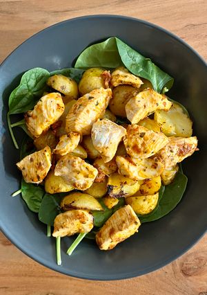 Una foto de 🍗 Ensalada de pollo y patata con pesto rojo 🥔