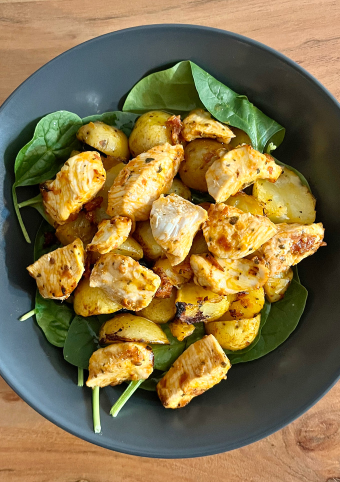 Una foto de 🍗 Ensalada de pollo y patata con pesto rojo 🥔