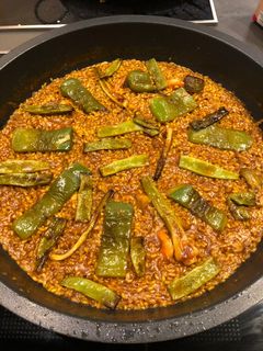 Una foto de Arroz con atún y cebolla
