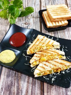 વેજ મેયો ગ્રીલ સેન્ડવીચ (Veg mayo grill sandwich recipe in Guj.) રેસીપી મુખ્ય ફોટો