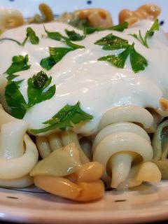 Una foto de Pasta con salsa mahonesa picante