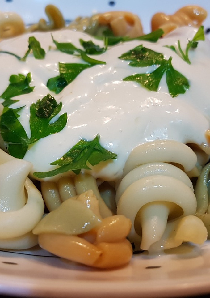 Una foto de Pasta con salsa mahonesa picante
