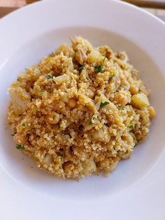 Una foto de Cous cous con col y garbanzos