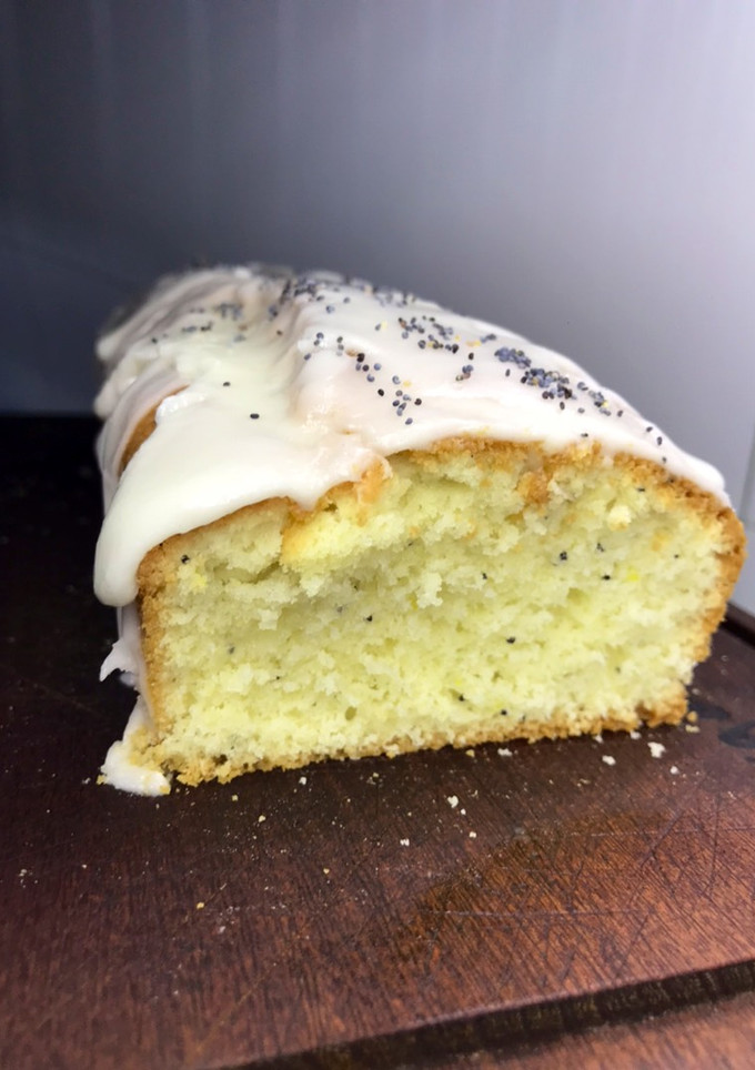 Una foto de Budín de limón y semillas de amapola