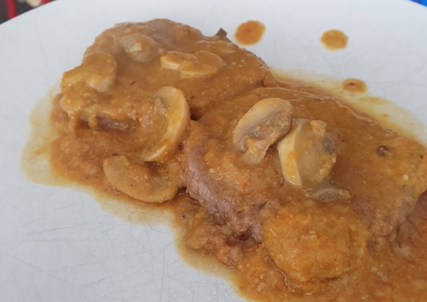 Redondo de ternera en salsa con champiñones