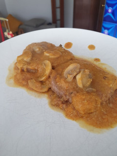 Una foto de Redondo de ternera en salsa con champiñones