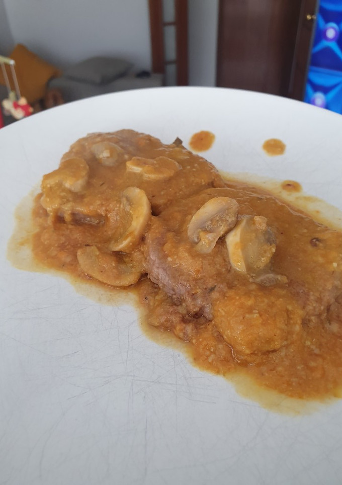 Una foto de Redondo de ternera en salsa con champiñones