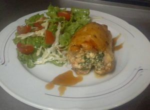 Una foto de Pollo relleno de ricota, espinaca y nueces
