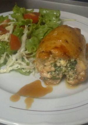 Una foto de Pollo relleno de ricota, espinaca y nueces