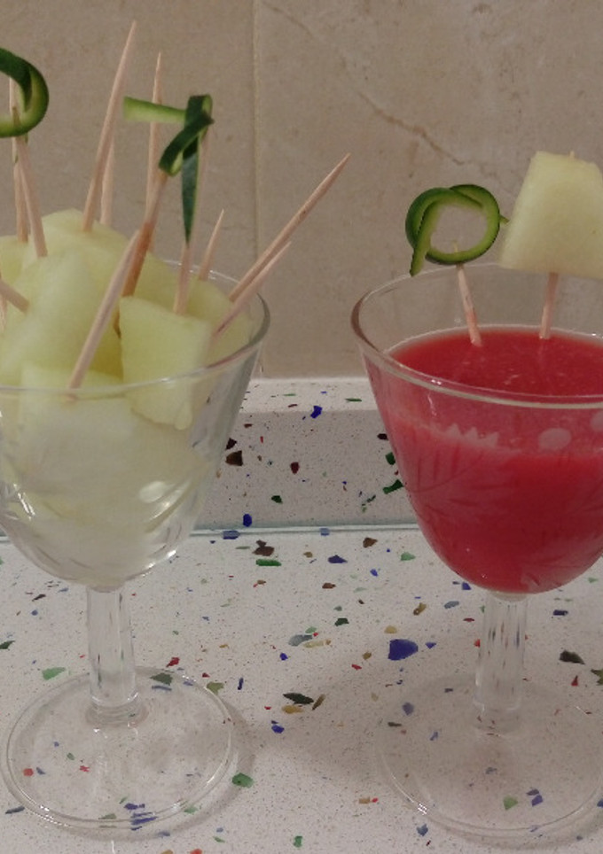 Una foto de Sorbete de sandía con pinchitos de melón