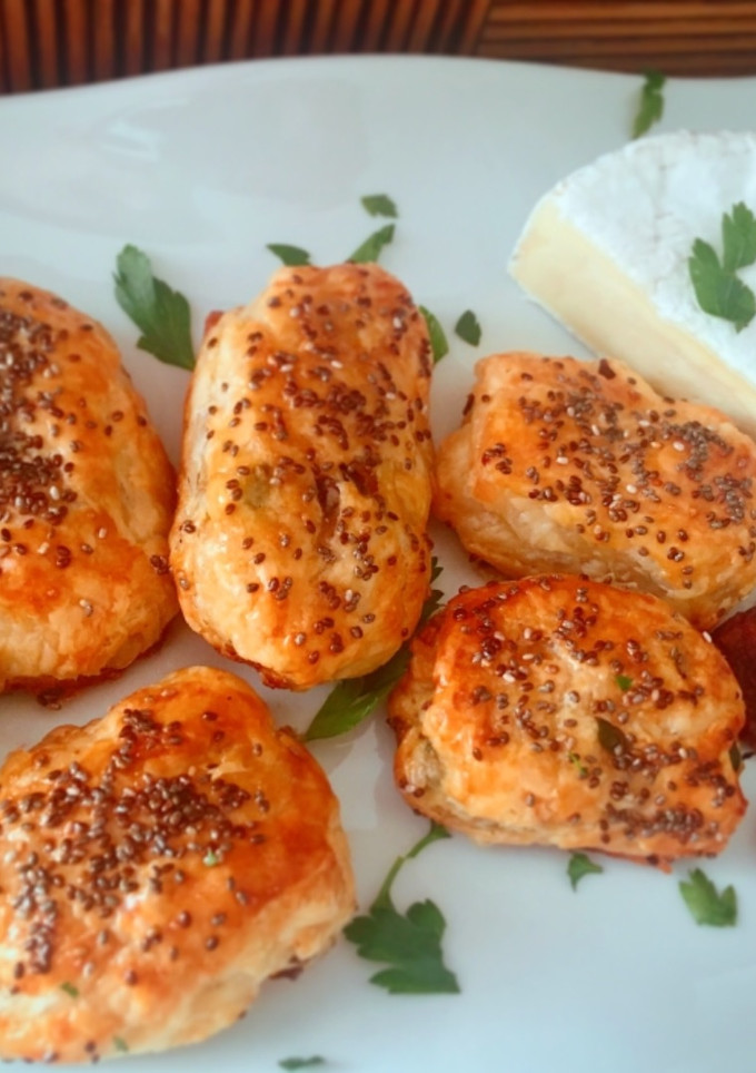 Una foto de Saladitos de Brie y tomate seco