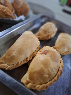 Una foto de Empanadas de carne cortada a cuchillo