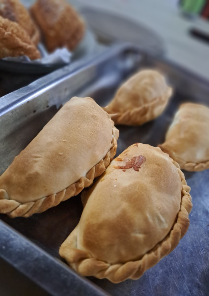 Una foto de Empanadas de carne cortada a cuchillo