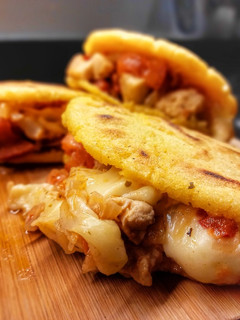 Una foto de Arepas rellenas de pollo, tomate y queso